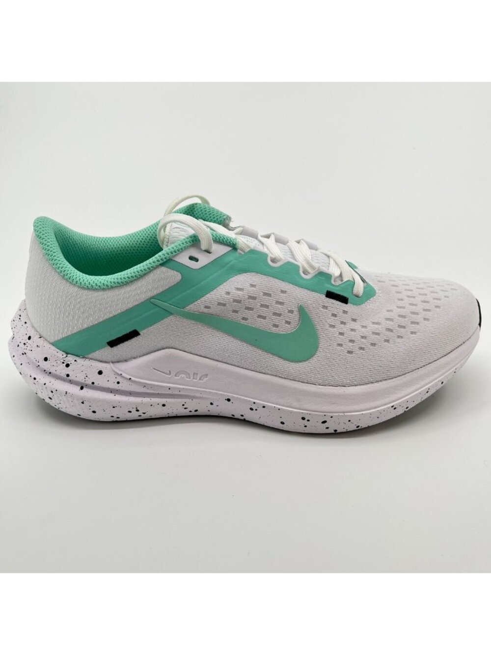 Nike Air Winflo 10 Womens Size 7 White Green Athletic Running Shoes Sneakers